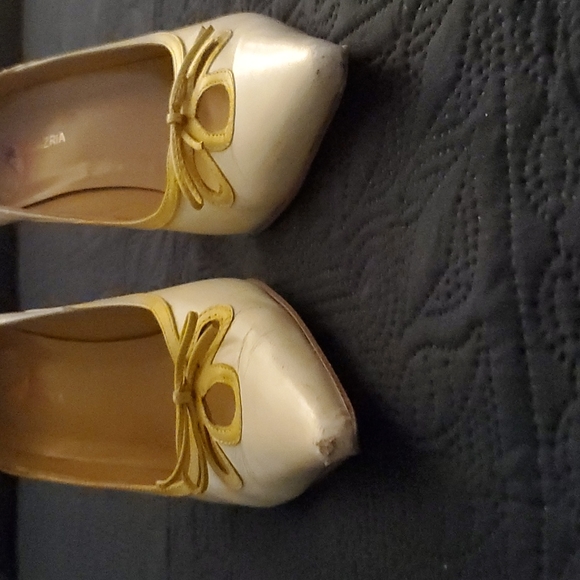 Vintage BCBGMaxAzria cream and yellow pointy toe pump - Picture 3 of 7